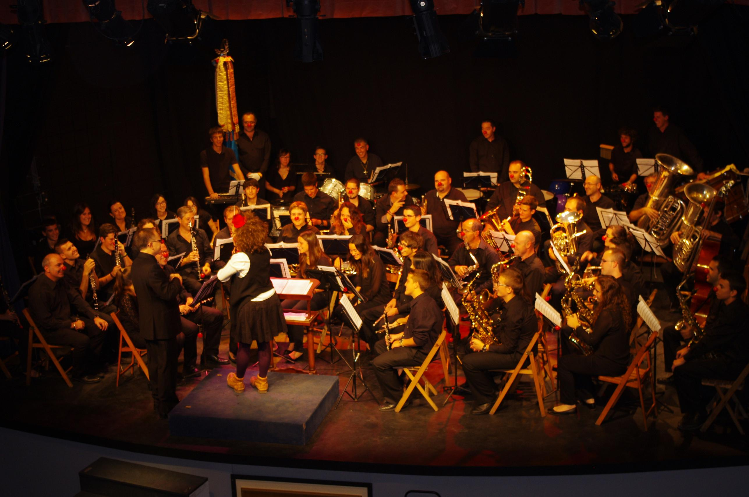 Dos payasas disputan por la batuta del director